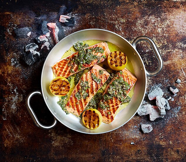 Kolgrillad lax med salsa verde