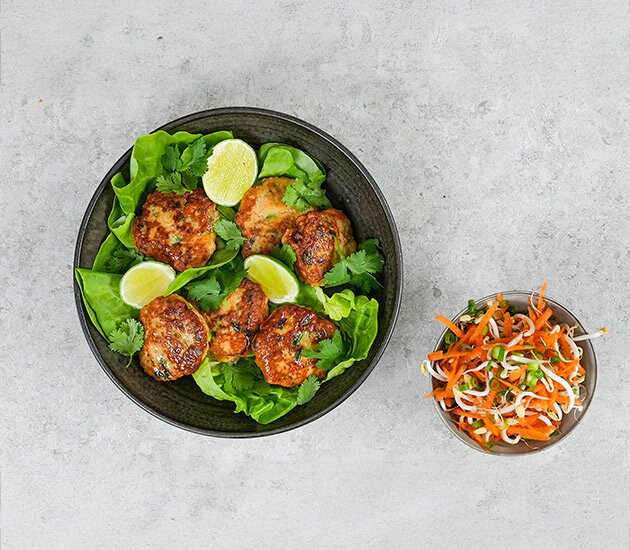 Fishcakes av sej med röd curry och morotssallad