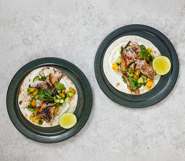 Fishtacos av Norsk sej med mango- och gurksalsa