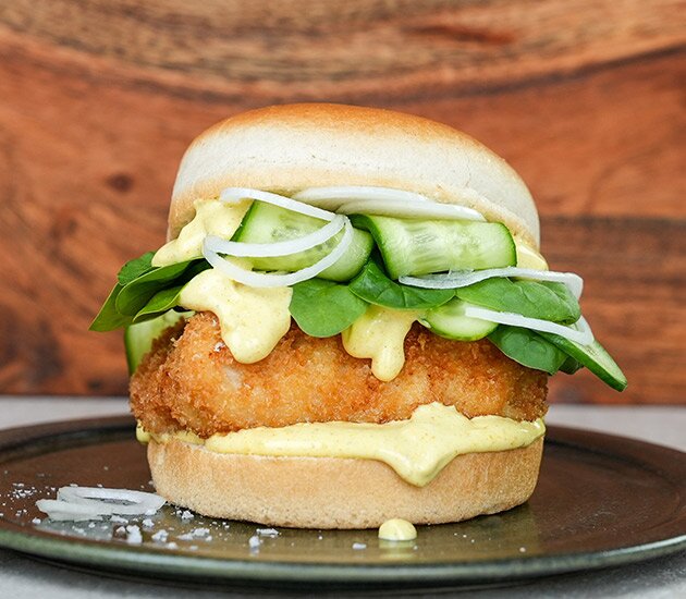 Norsk sejburgare med currydressing och gurka