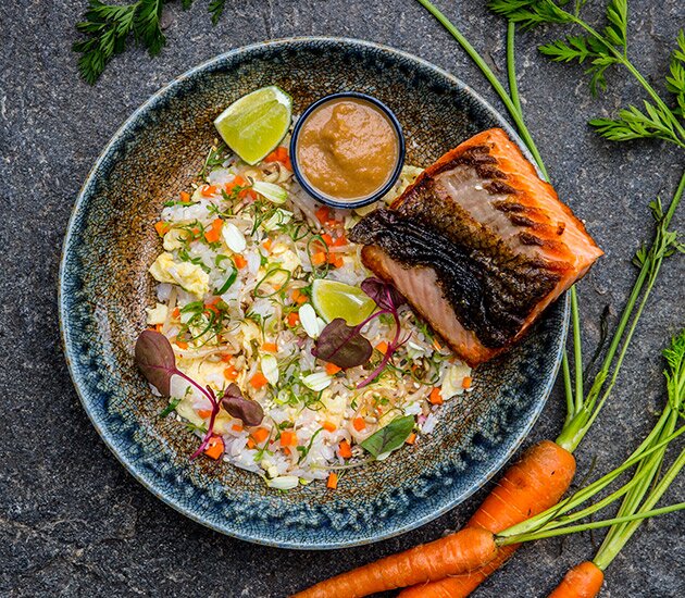 Stekt lax ”rare” med sesam och sommarris