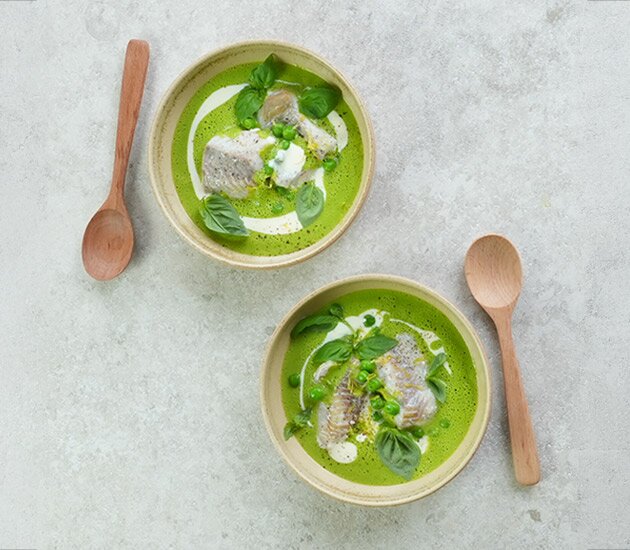 Grön ärtsoppa med sej och basilika