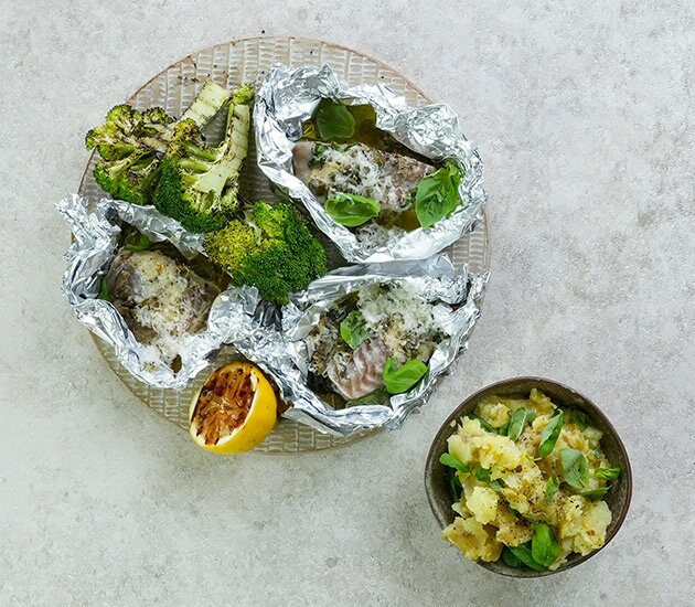 Grillad sejrygg i foliepaket med kaprissmör och stompad färskpotatis