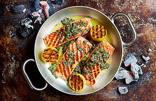 Kolgrillad lax med salsa verde