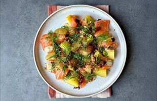 Konjaksgravad lax med hovmästarmajo och krispigt vörtbröd