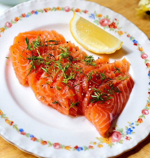 Snabbgravad lax med svartpeppar och citron