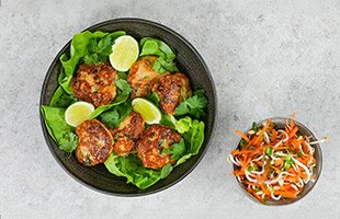 Fishcakes av sej med röd curry och morotssallad