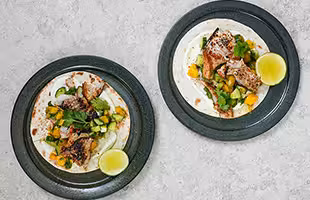 Fishtacos av Norsk sej med mango- och gurksalsa