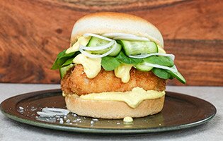 Norsk sejburgare med currydressing och gurka