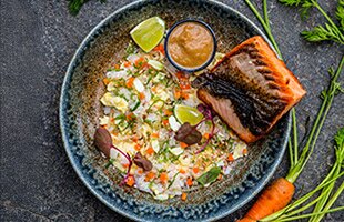 Stekt lax ”rare” med sesam och sommarris