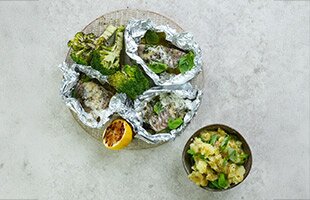 Grillad sejrygg i foliepaket med kaprissmör och stompad färskpotatis