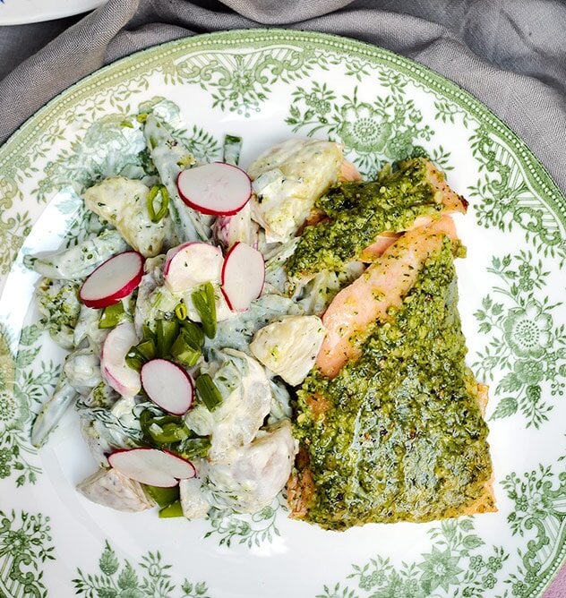 Grillad laxsida med pestotäcke med krämig potatissallad
