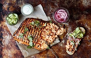 Pulled lax med syrad rödlök