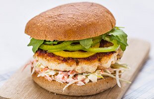 Norsk sejburgare med coleslaw