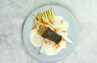 Smörstekt sejrygg med vit sparris och Sandefjordsås