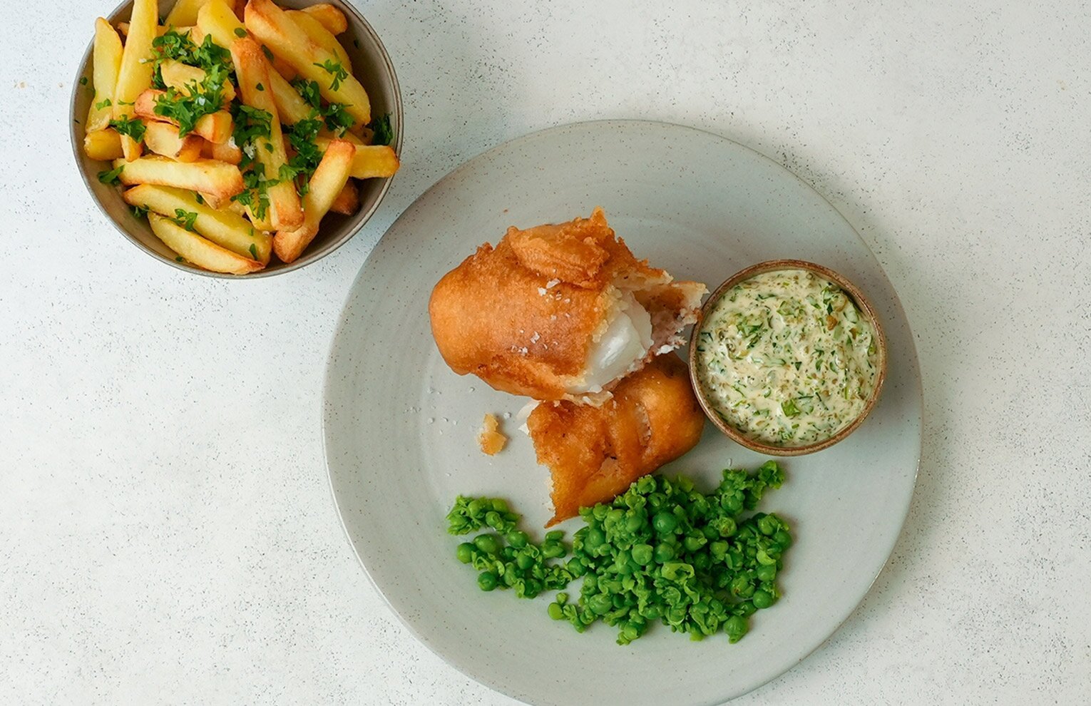 Fish and chips med tartarsås och mushy peas