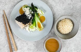 Smörstekt sejrygg med svarta sesamfrön och misosås