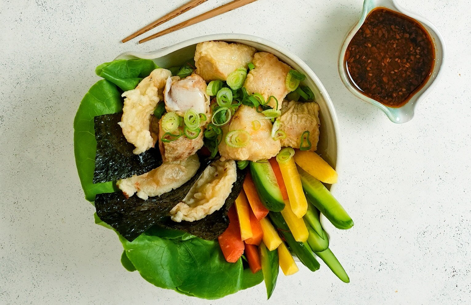 Norsk sej med tempura, grönsaker och dippsås