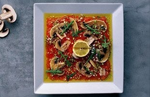 Laxcarpaccio med champinjoner och ruccola