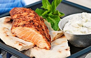 Tandoori på norsk lax med raita och naanbröd