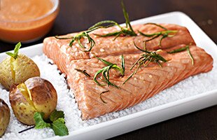 Ugnsbakad norsk lax på salt med småpotatis
