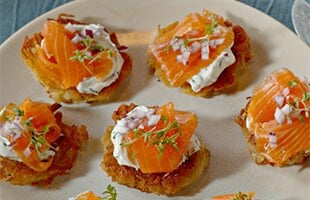 Raggmunk med kallrökt lax och pepparrot