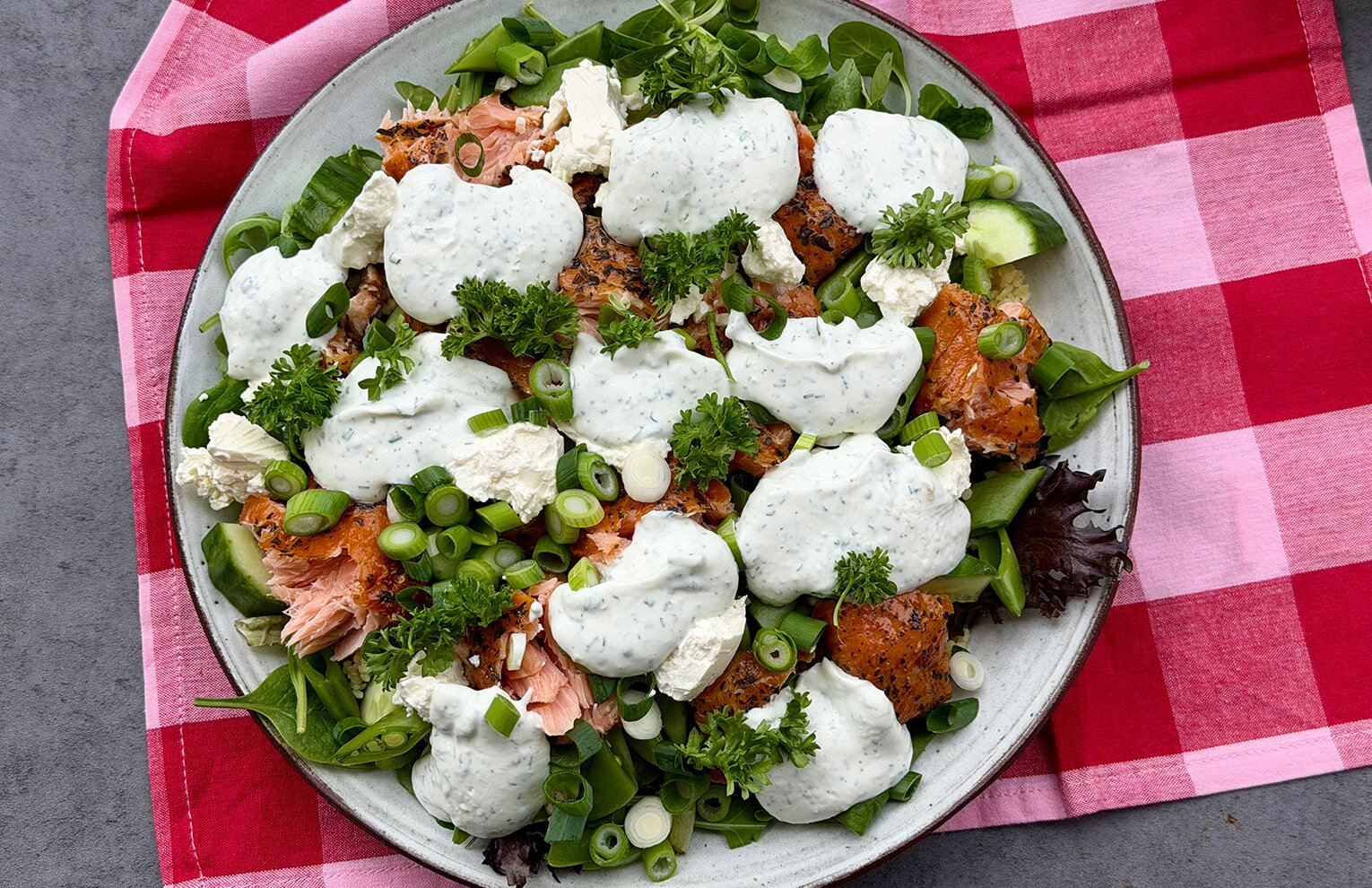 Matig sommarsallad med norsk lax