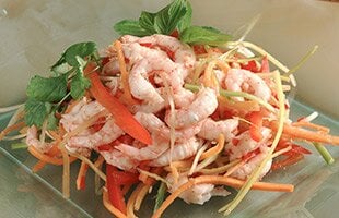 Räksallad med råa grönsaker och thaikryddor