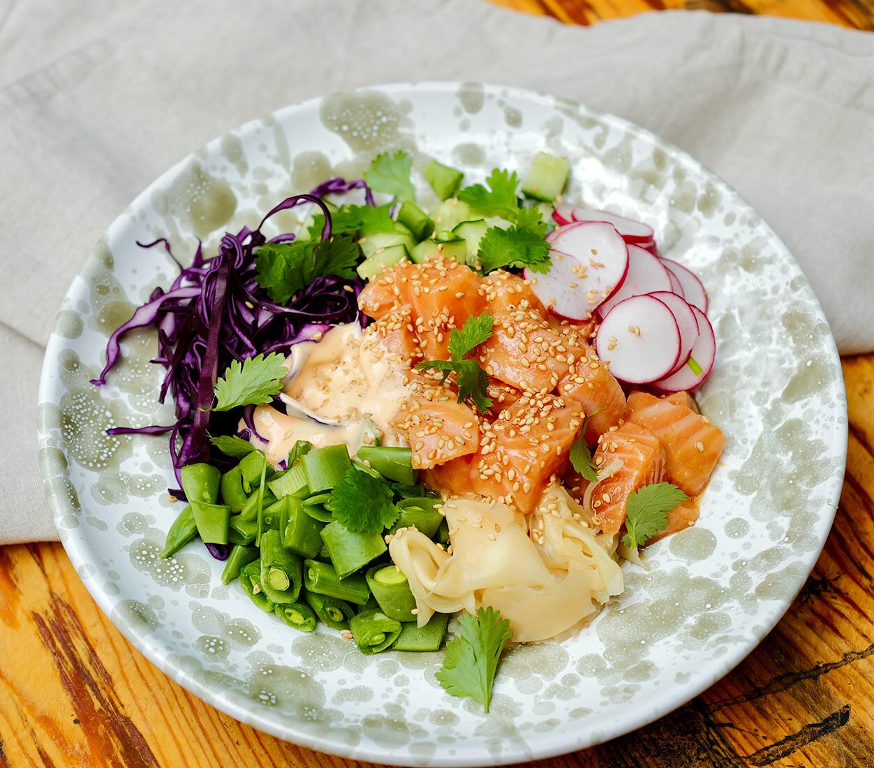 Poke bowl med marinerad lax, het majonäs och krispiga grönsaker
