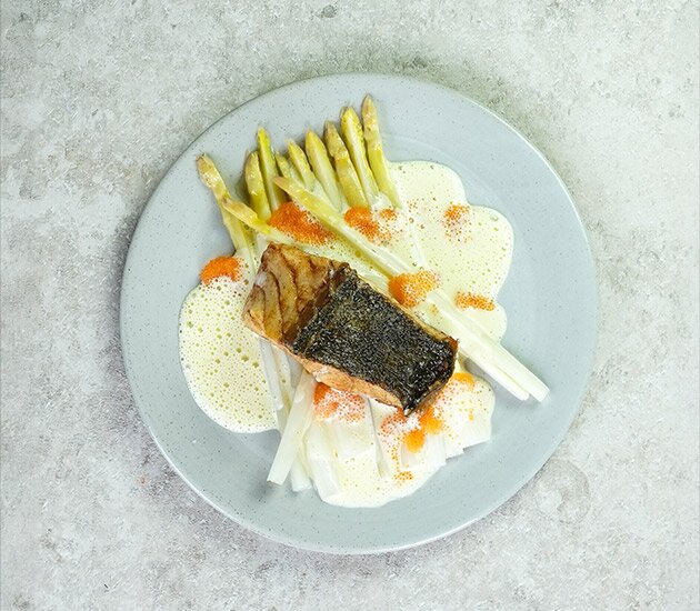 Smörstekt sejrygg med vit sparris och Sandefjordsås