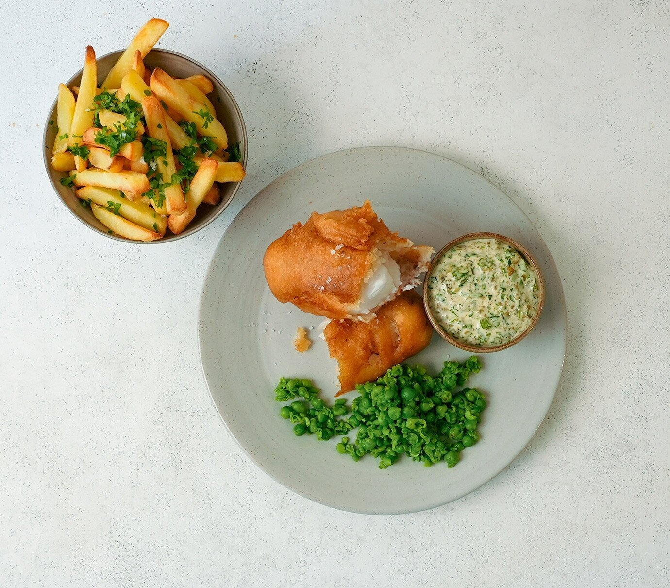 Fish and chips med tartarsås och mushy peas