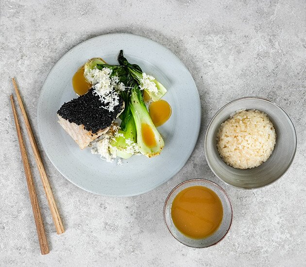 Smörstekt sejrygg med svarta sesamfrön och misosås