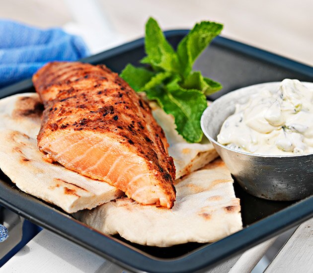 Tandoori på norsk lax med raita och naanbröd