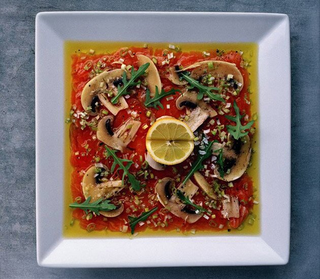 Laxcarpaccio med champinjoner och ruccola