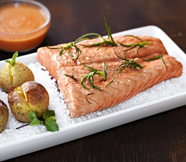 Ugnsbakad norsk lax på salt med småpotatis