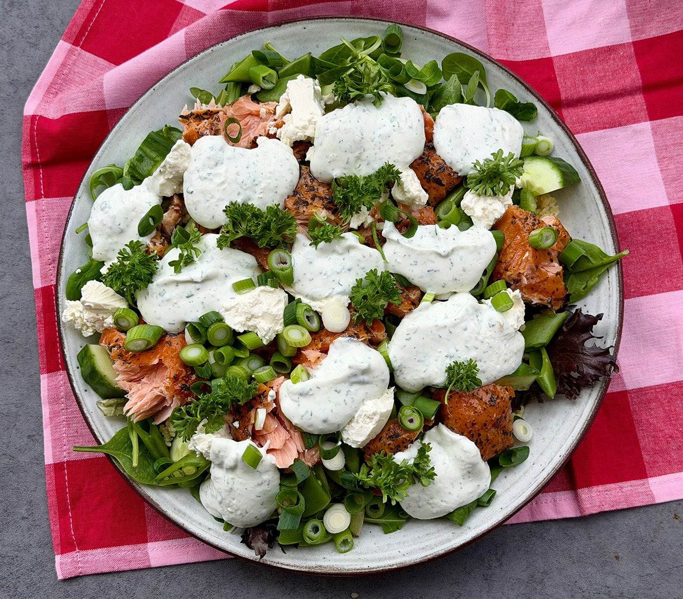 Matig sommarsallad med norsk lax