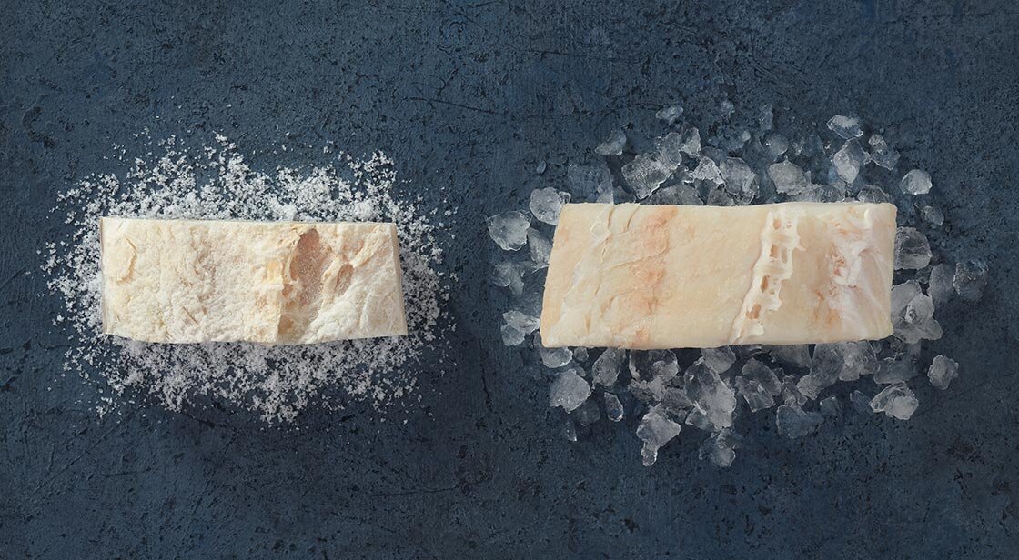 Klippfiskfiléer på grå bakgrund