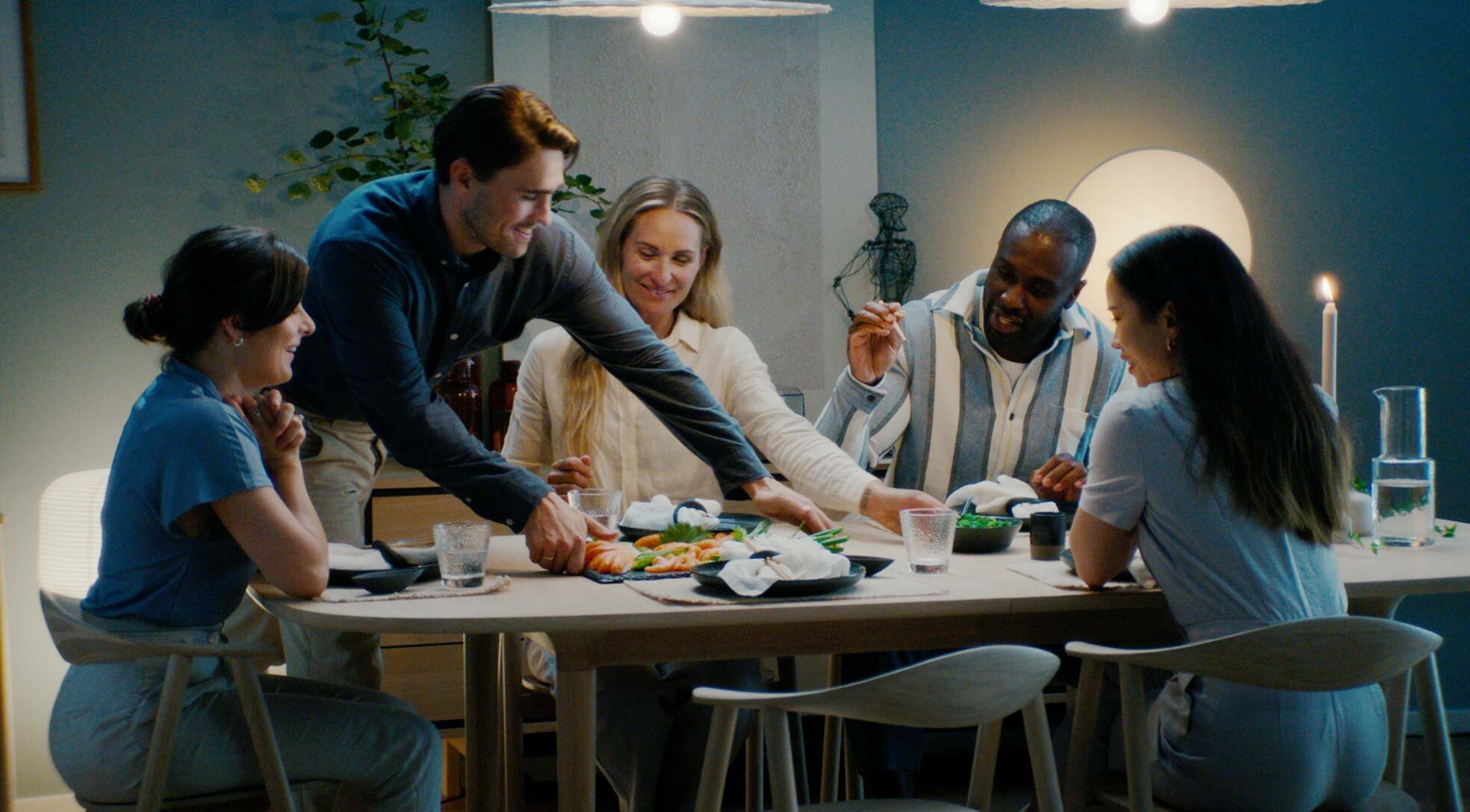 Familj som äter middag